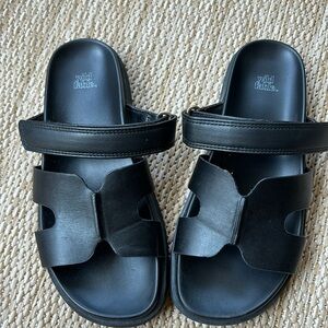 Cute black sandals!